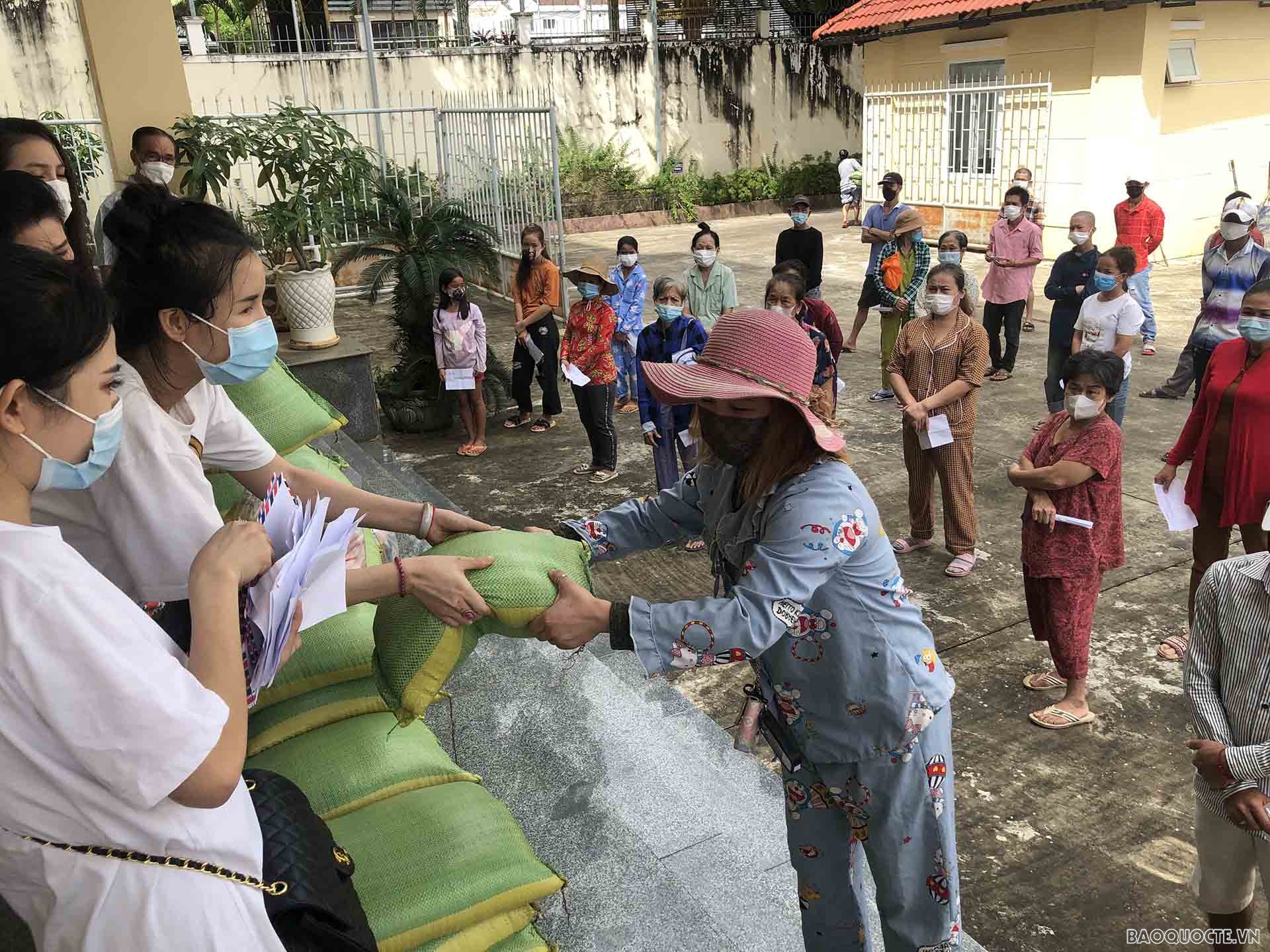 Supporting Vietnamese people in difficult circumstances in Cambodia’s Preah Sihanouk
